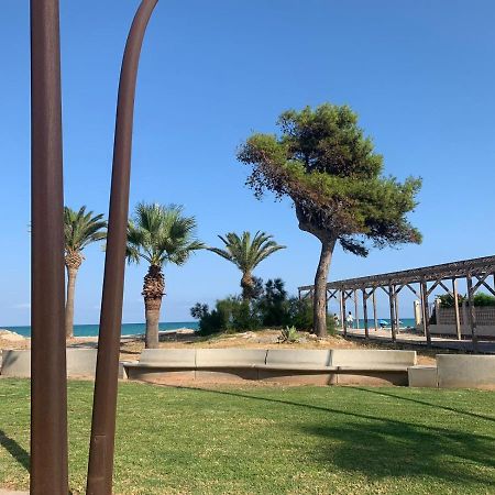 Beachfront Apartment With A Private Garden On The Ground Floor Moncofar Exterior photo