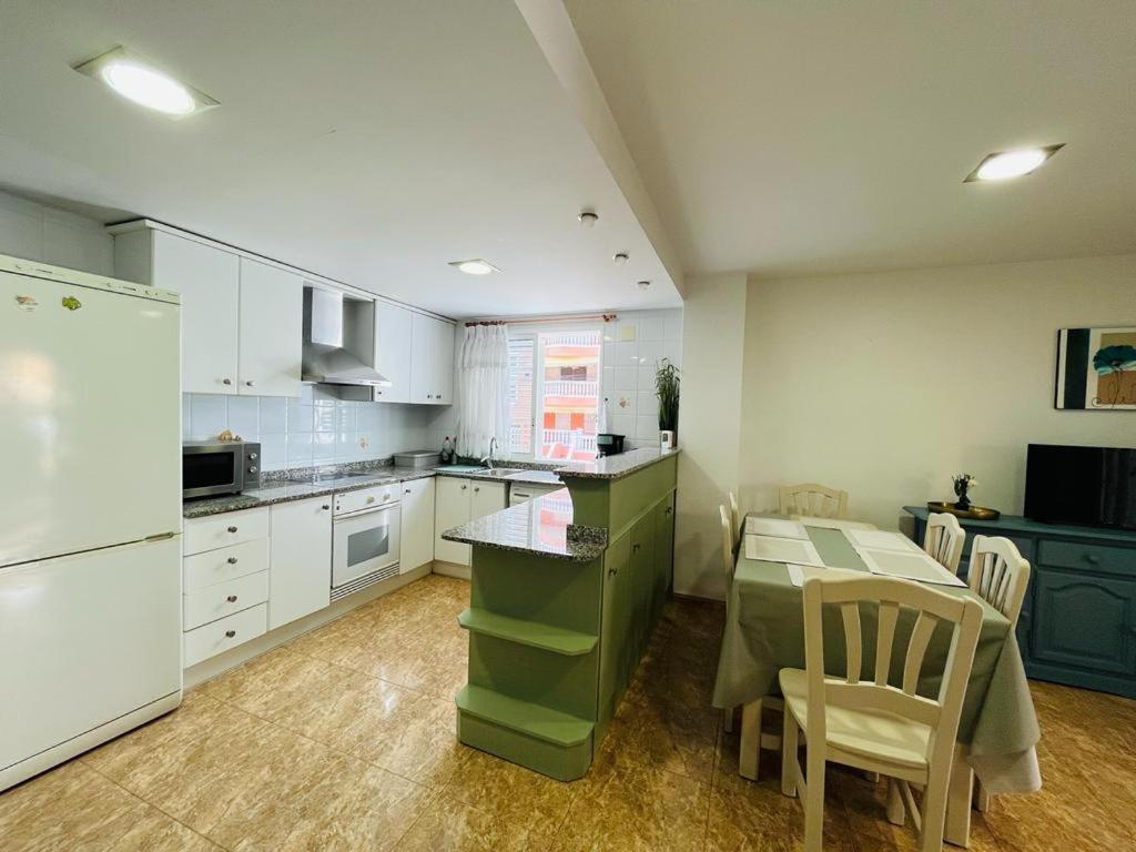 Beachfront Apartment With A Private Garden On The Ground Floor Moncofar Exterior photo